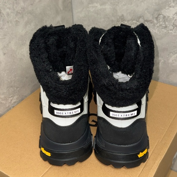 UGG ADIRONDACK MERIDIAN HIKER - Picture 3 of 6